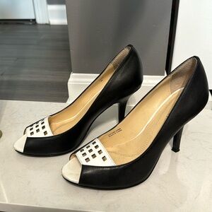 Tahari Black & White 4 inch Heel Size 6